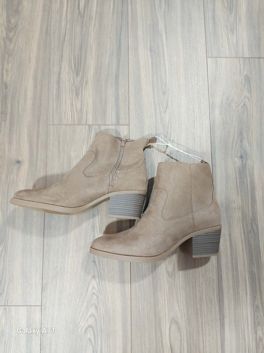 New Old Navy boots women’s size 9.5